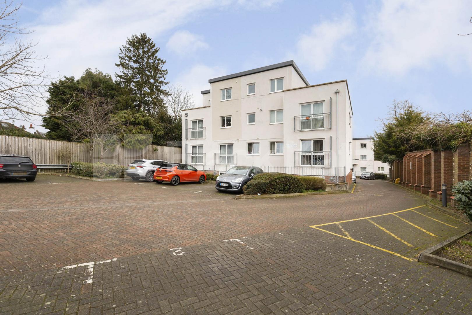 Luxury 2 bed within a modern devlopment,car park space & close to shops.  Montague Close, High Barnet